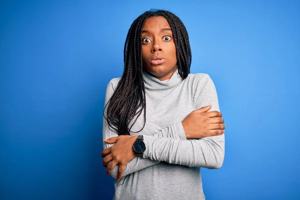 Jovem Afro Americana Vestindo Gola Alta Casual Sobre Azul Isolado — Fotografia de Stock