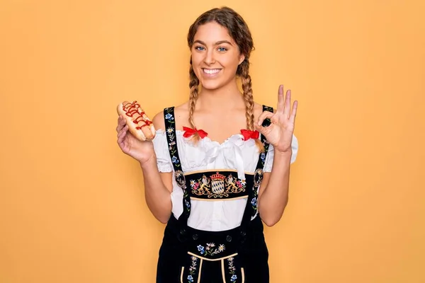 Mavi Gözlü Güzel Sarışın Alman Kadın Oktoberfest Elbisesi Giyiyor Sosisli — Stok fotoğraf