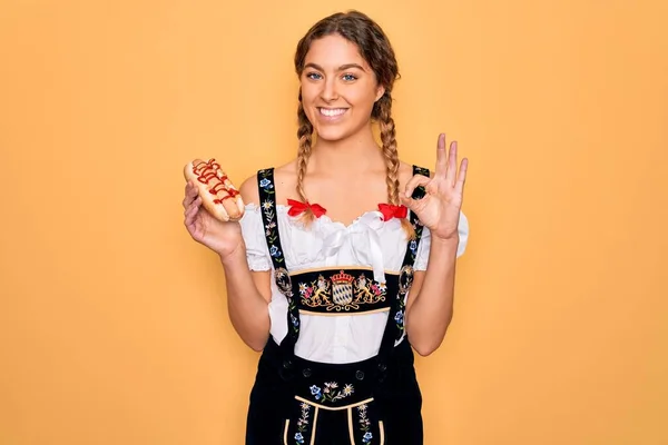 Mulher Alemã Loira Bonita Com Olhos Azuis Vestindo Vestido Oktoberfest — Fotografia de Stock