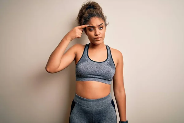 Ung Afrikansk Amerikansk Idrottskvinna Gör Sport Bär Sportkläder Över Vit — Stockfoto
