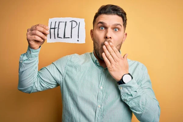 Joven Hombre Negocios Con Ojos Azules Pidiendo Ayuda Sosteniendo Nota — Foto de Stock