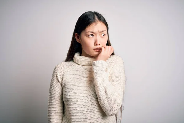 스웨터를 아름다운 이시아 여성은 손톱을 물면서 긴장하고 긴장해 있었다 — 스톡 사진