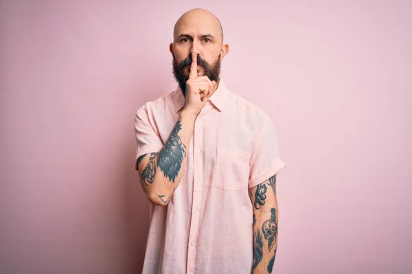 Przystojny Łysy Mężczyzna Brodą Tatuażem Ubrany Luźną Koszulę Odizolowanym Różowym — Zdjęcie stockowe