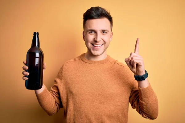 Νεαρός Όμορφος Καυκάσιος Άντρας Πίνει Ένα Μπουκάλι Μπύρα Πάνω Από — Φωτογραφία Αρχείου