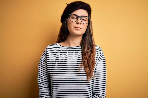 Jovem Bela Mulher Morena Vestindo Boina Francesa Óculos Sobre Fundo — Fotografia de Stock