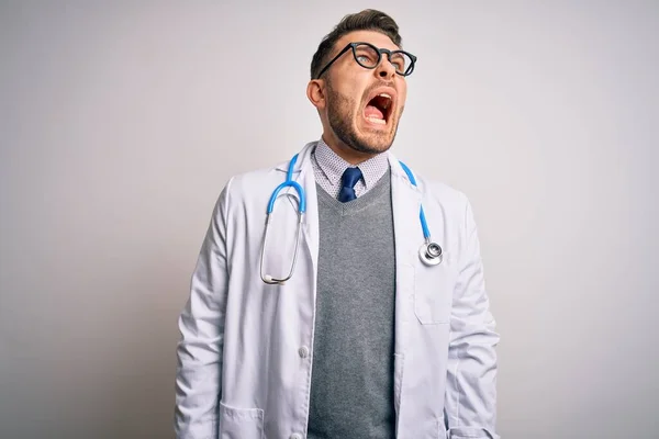 Jeune Homme Médecin Aux Yeux Bleus Portant Manteau Médical Stéthoscope — Photo