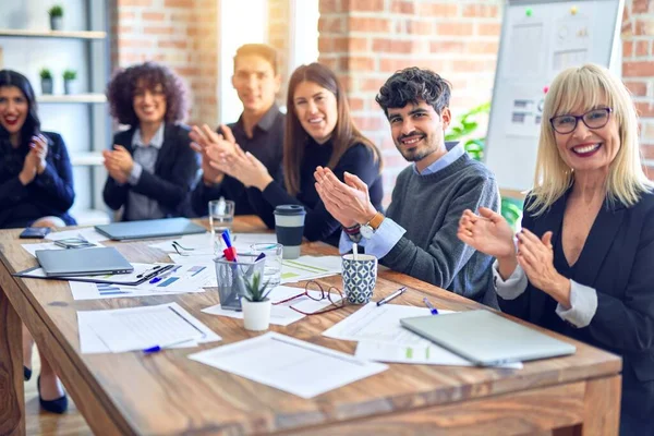 Gruppo Imprenditori Sorridenti Felici Fiduciosi Lavorare Insieme Con Sorriso Sul — Foto Stock