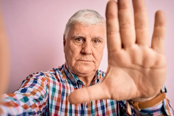 Senior Pohledný Chraptivý Muž Ležérní Košili Dělat Selfie Kamery Otevřenou — Stock fotografie