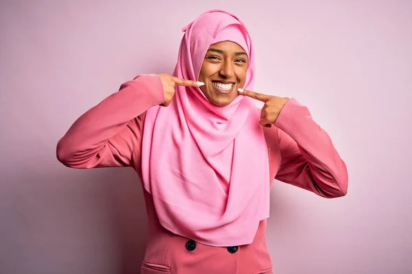 Молодая Афро Американка Мусульманском Хиджабе Изолированном Розовом Фоне Улыбается Бодро — стоковое фото