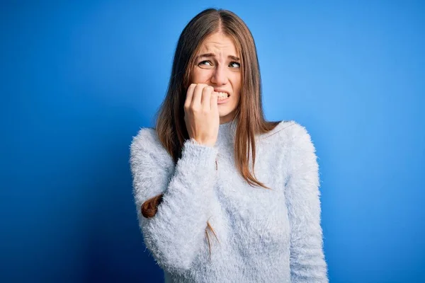 Joven Hermosa Pelirroja Vistiendo Suéter Casual Sobre Fondo Azul Aislado —  Fotos de Stock