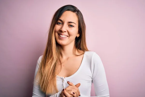 Jonge Mooie Blonde Vrouw Met Blauwe Ogen Dragen Witte Shirt — Stockfoto