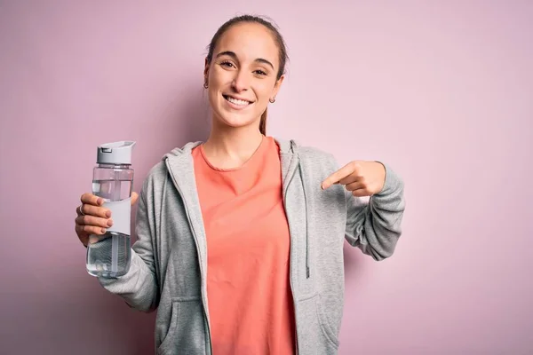 Junge Schöne Sportliche Frau Macht Sport Trinkflasche Mit Wasser Zur — Stockfoto