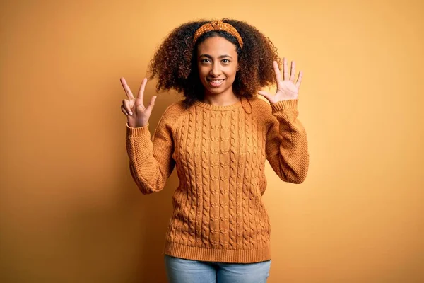 Mladá Africká Americká Žena Afro Vlasy Sobě Ležérní Svetr Přes — Stock fotografie