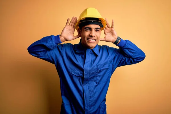Ung Snygg Afrikansk Amerikansk Arbetare Blå Uniform Och Säkerhetshjälm Försöker — Stockfoto