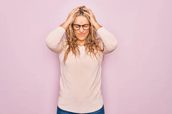 Genç Güzel Sarışın Bir Kadın Pembe Arka Plan Üzerinde Gözlük — Stok fotoğraf