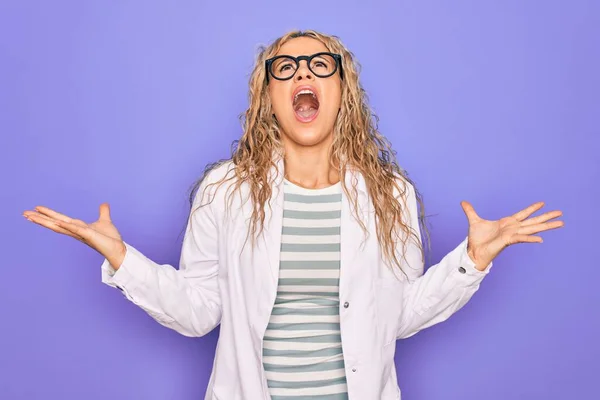 Genç Sarışın Bilim Kadını Mor Arka Planda Ceket Gözlük Takıyor — Stok fotoğraf