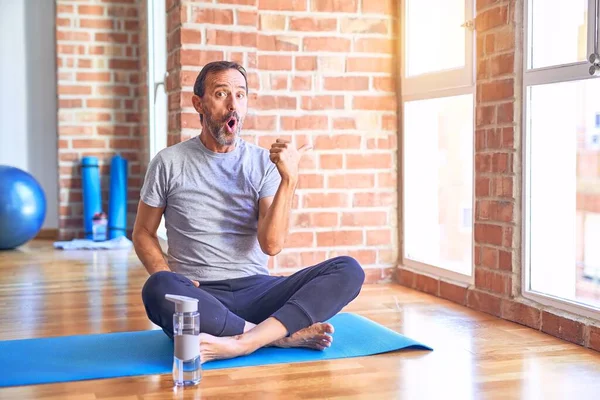 Orta Yaşlı Yakışıklı Sporcu Paspasa Oturmuş Spor Salonunda Yoga Egzersizi — Stok fotoğraf