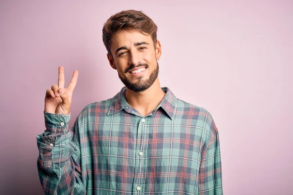 Junger Gutaussehender Mann Mit Bart Lässigem Hemd Vor Rosa Hintergrund — Stockfoto