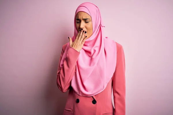 Młoda Piękna Brunetka Bizneswoman Różowym Hidżabie Muzułmańskim Kurtce Biznesowej Znudzona — Zdjęcie stockowe
