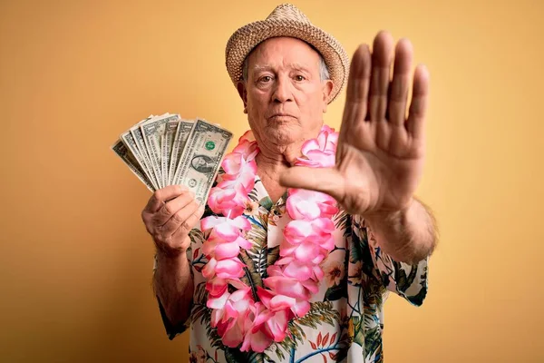 Grauhaariger Älterer Mann Mit Sommermütze Und Hawaiianischem Lei Der Hand — Stockfoto