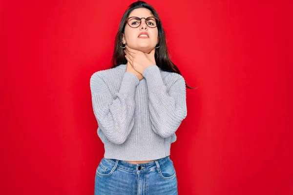 Young Beautiful Brunette Woman Wearing Casual Sweater Red Background Shouting — Stock Photo, Image