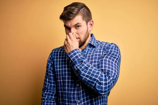 Joven Hombre Negocios Rubio Con Barba Ojos Azules Con Camisa — Foto de Stock