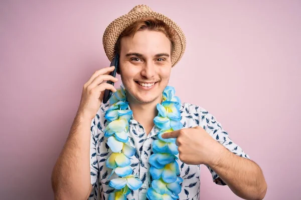 Jongeman Vakantie Met Hoed Hawaïaanse Lei Gesprek Praten Smartphone Wijzend — Stockfoto