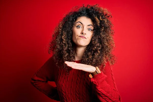 Jovem Mulher Bonita Com Cabelo Encaracolado Piercing Vestindo Camisola Vermelha — Fotografia de Stock