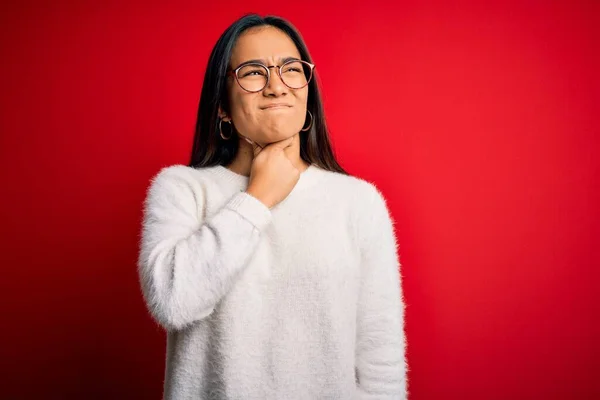 Joven Hermosa Mujer Asiática Usando Suéter Casual Gafas Sobre Fondo —  Fotos de Stock