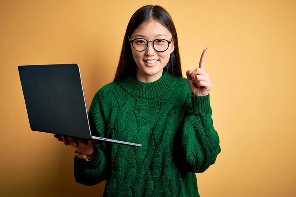 Joven Mujer Negocios Asiática Que Usa Gafas Trabaja Con Computadora — Foto de Stock