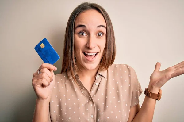 Młoda Piękna Klientka Trzyma Kartę Kredytową Aby Zrobić Płatności Białym — Zdjęcie stockowe