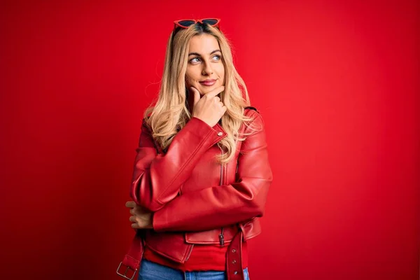 Jonge Mooie Blonde Vrouw Draagt Casual Jas Staan Geïsoleerde Rode — Stockfoto