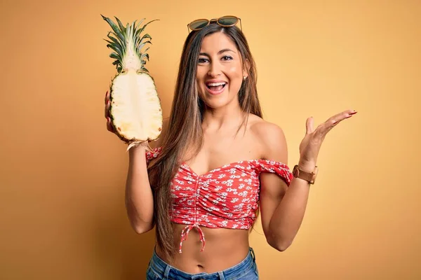 Ung Vacker Brunett Kvinna Håller Mitten Ananas Frukt Över Isolerad — Stockfoto