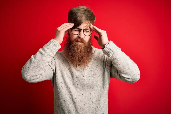 Красивый Ирландский Рыжий Мужчина Бородой Носит Случайный Свитер Очки Красном — стоковое фото