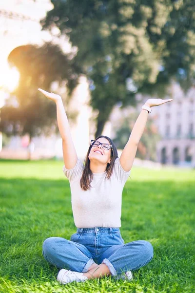 Joven Hermosa Mujer Sonriendo Feliz Confiado Sentado Hierba Con Sonrisa — Foto de Stock