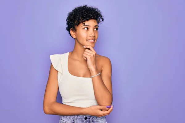 Jovem Mulher Afro Americana Africana Bonita Vestindo Shirt Casual Sobre — Fotografia de Stock