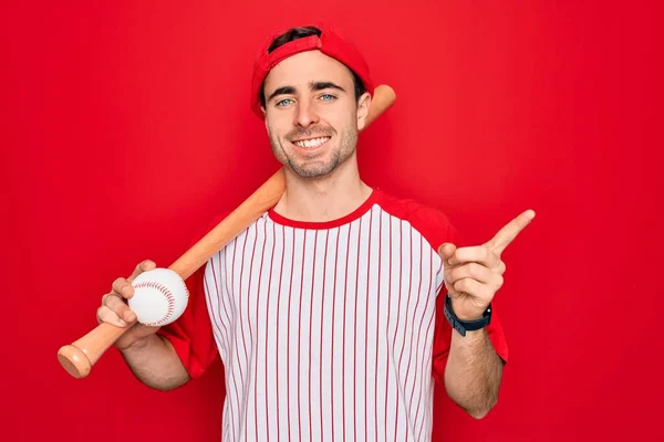 잘생긴 스포츠 선수가 모자를 야구를 손가락으로 가리키는 행복하게 합니다 — 스톡 사진