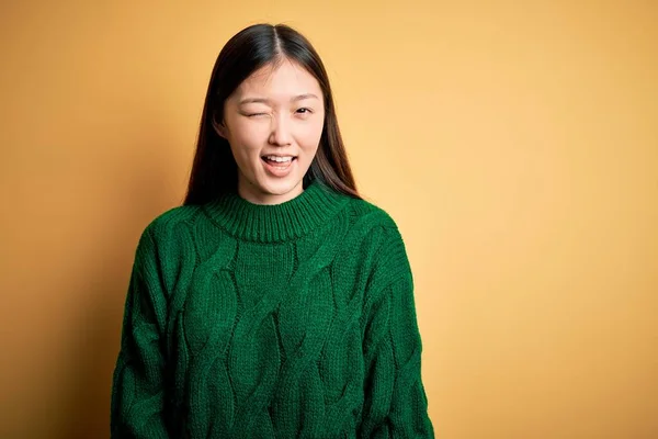 Jovem Bela Mulher Asiática Vestindo Suéter Inverno Verde Sobre Amarelo — Fotografia de Stock