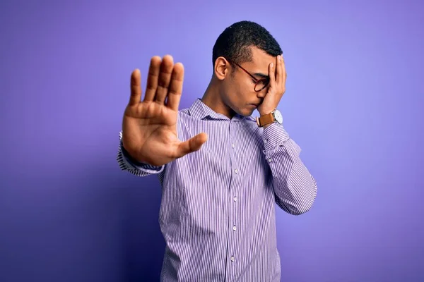 Bonito Homem Afro Americano Vestindo Camisa Listrada Óculos Sobre Fundo — Fotografia de Stock