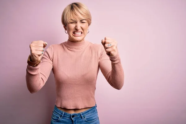 Giovane Donna Bionda Con Capelli Corti Indossa Casual Maglione Dolcevita — Foto Stock