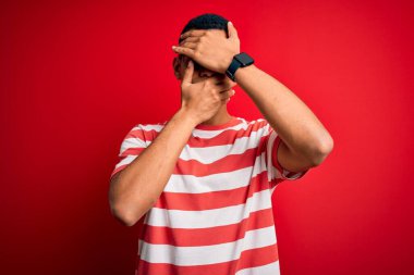 Genç, yakışıklı, Afro-Amerikalı bir adam. Sıradan çizgili tişört ve gözlük takıyor. Gözleri ve ağzı kapalı, şaşırmış ve şok olmuş. Duygularını gizliyor.