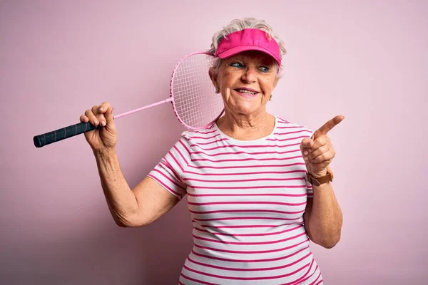 Старшая Красивая Спортсменка Держит Бадминтон Ракетку Изолированном Розовом Фоне Счастливо — стоковое фото
