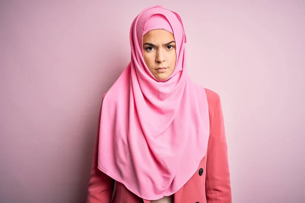 Menina Bonita Nova Vestindo Hijab Muçulmano Sobre Fundo Rosa Isolado — Fotografia de Stock