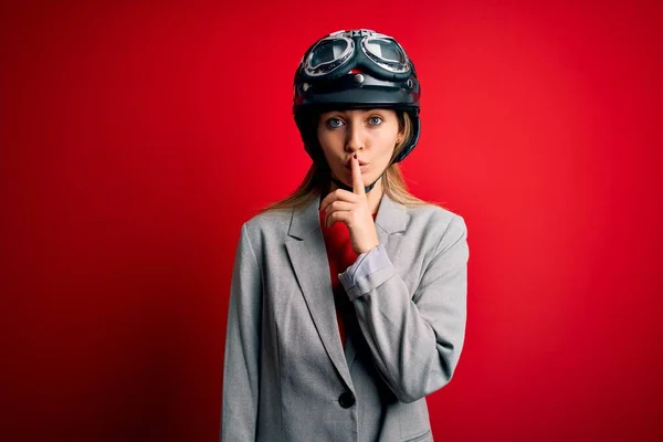 Jovem Mulher Motociclista Loira Bonita Usando Capacete Motocicleta Sobre Fundo — Fotografia de Stock