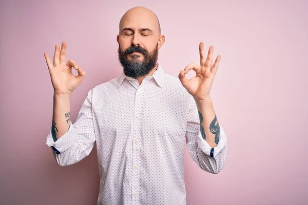 Bello Uomo Calvo Con Barba Che Indossa Camicia Elegante Sfondo — Foto Stock