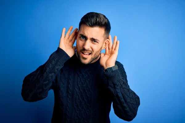 Joven Hombre Guapo Con Suéter Casual Pie Sobre Fondo Azul —  Fotos de Stock