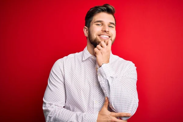 Joven Hombre Negocios Rubio Con Barba Ojos Azules Con Elegante —  Fotos de Stock