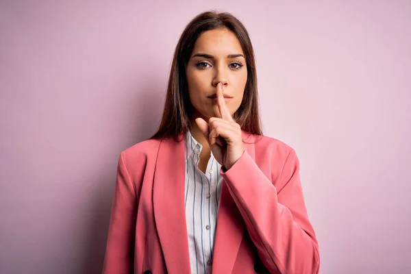 Joven Mujer Morena Hermosa Con Chaqueta Pie Sobre Fondo Rosa — Foto de Stock