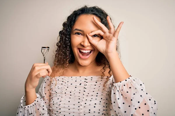 Mulher Bonita Nova Com Cabelo Encaracolado Segurando Cílios Curler Sobre — Fotografia de Stock