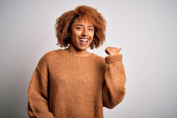 Молода Афро Американська Африканка Кучерявим Волоссям Повсякденному Светрі Посміхається Щасливим — стокове фото